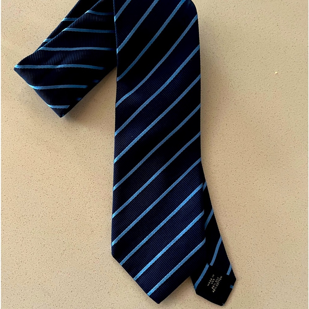 Banana republic tie. Very sharp!